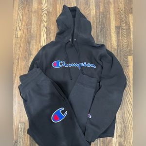Perfect for the winter black Champion Hoodie with Pants very good warm quality!!